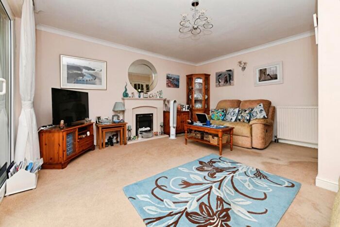 2 Bedroom Bungalow For Sale In Winbrook Close, Rayleigh, Essex, SS6