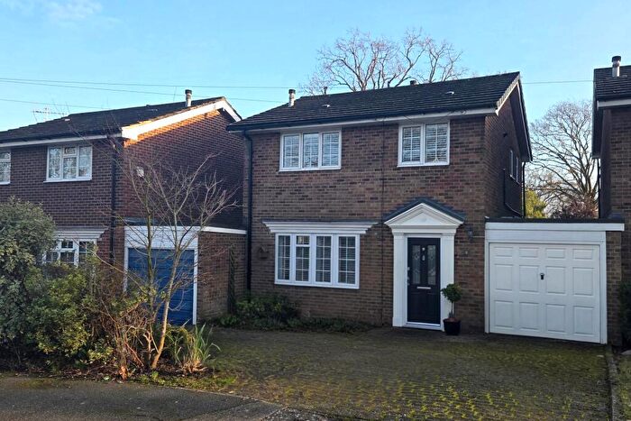 3 Bedroom Link Detached House For Sale In Bartlett Close, Fareham, PO15