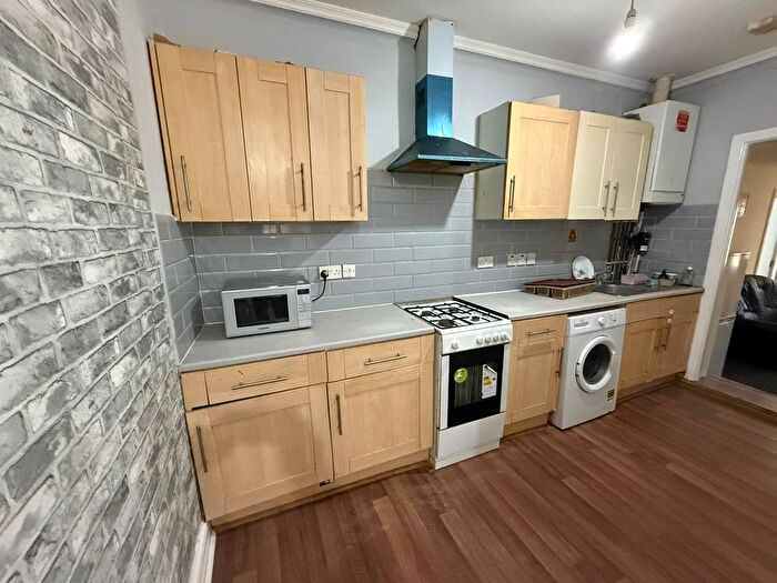 3 Bedroom Flat To Rent In Tentelow Lane, Southall, UB2