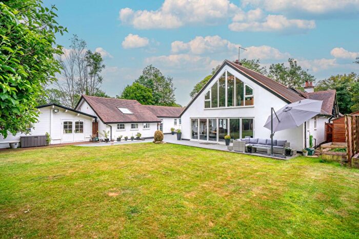 8 Bedroom Property For Sale In Hempstead Road, Bovingdon, HP3