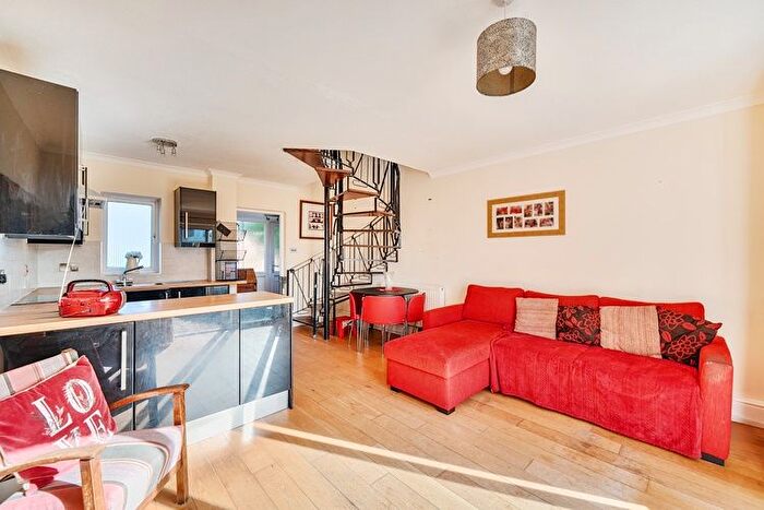 1 Bedroom Terraced House For Sale In Somerset Close, Walton-On-Thames, Surrey, KT12
