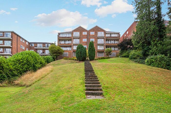 2 Bedroom Apartment For Sale In Oatlands Drive, Weybridge, Surrey, KT13