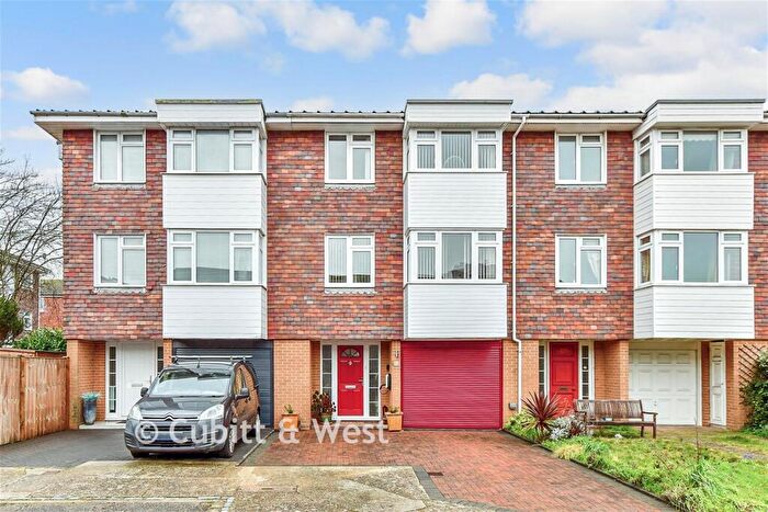 4 Bedroom Terraced House For Sale In Chadderton Gardens, Portsmouth, Hampshire, PO1