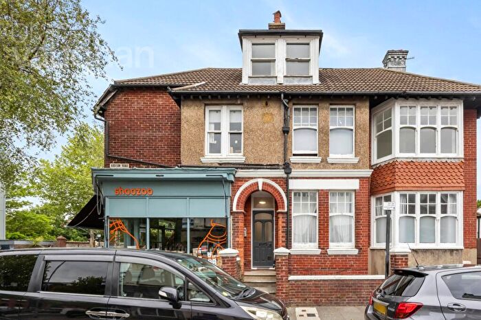 2 Bedroom Flat For Sale In Montefiore Road, Hove, BN3