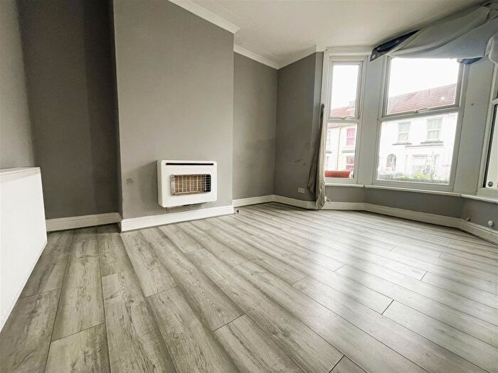 2 Bedroom Flat To Rent In Bed, Duncan Road, Gillingham, ME7