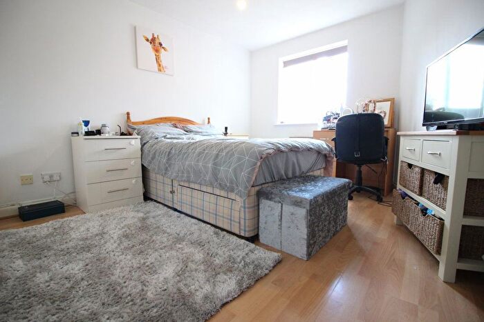 1 Bedroom Flat To Rent In Norbury Avenue, Watford, WD24