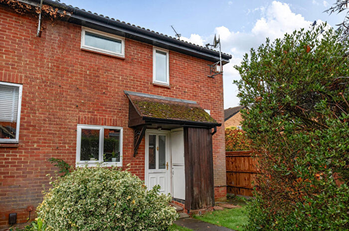 2 Bedroom End Of Terrace House For Sale In Bitterne Drive, Woking, Surrey, GU21