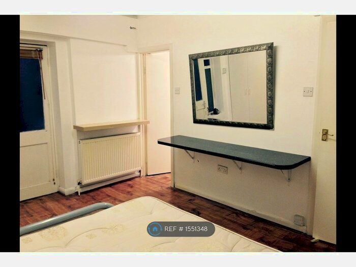 Studio To Rent In Perham Road, London, W14