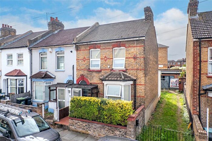 2 Bedroom End Of Terrace House For Sale In Salisbury Road, Gravesend, Kent, DA11