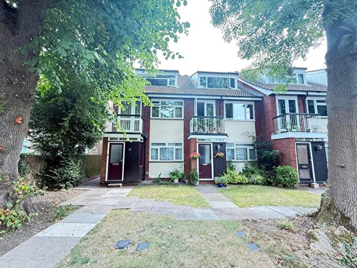 2 Bedroom Maisonette To Rent In Cherry Croft Gardens, Pinner, HA5