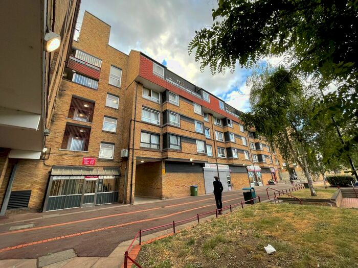 Houses for sale & to rent in SE18 7AA, Crescent Road, Woolwich Common