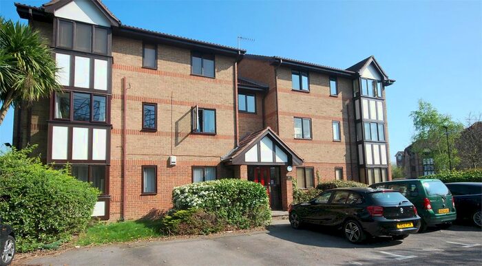 2 Bedroom Flat To Rent In Varsity Drive, Twickenham, TW1