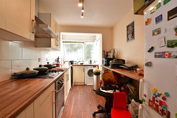 2 Bedroom Flat For Sale In Valentines Road, Ilford, Essex, IG1