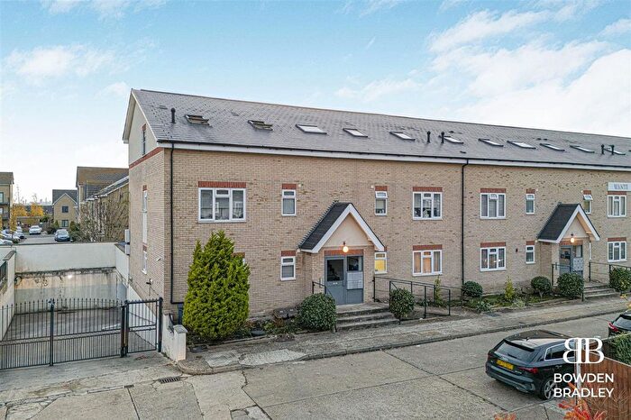 2 Bedroom Flat For Sale In Yellowpine Way, Chigwell, IG7