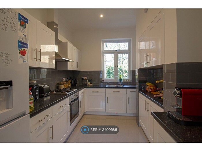 2 Bedroom Flat To Rent In Tooting Bec, London, SW17