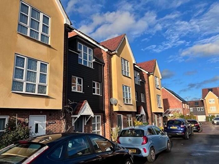 3 Bedroom Town House To Rent In Poole Close, Aylesbury, HP21