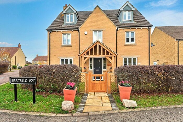 5 Bedroom Detached House For Sale In Berryfield Way, Carterton, OX18