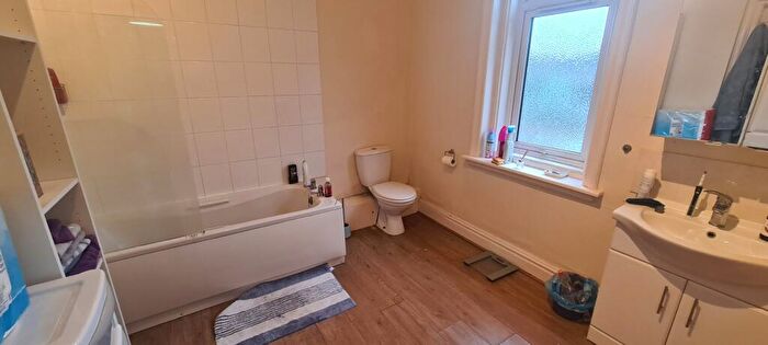 1 Bedroom Flat To Rent In Holly Bank, Leeds, LS6