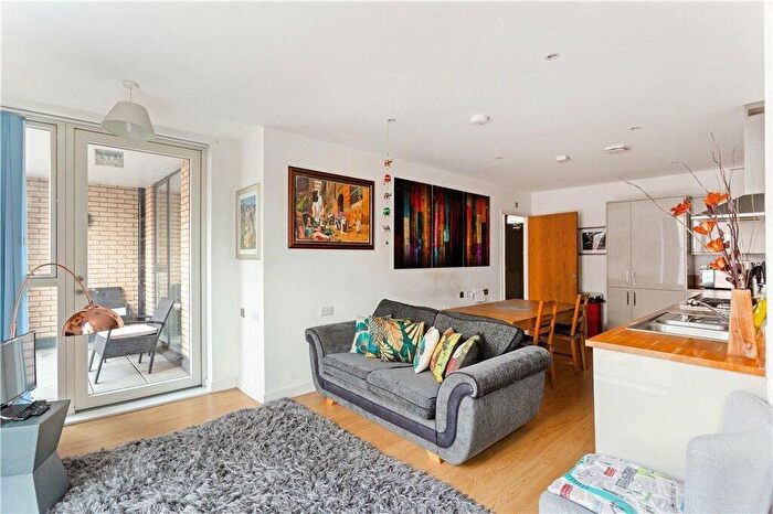 1 Bedroom Flat For Sale In Queens Court, Old Jamaica Road, SE16