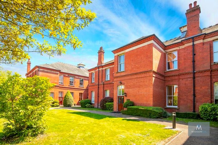 3 Bedroom Flat To Rent In Richmond Drive, Woodford Green, IG8