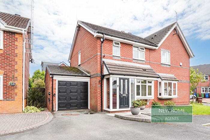 3 Bedroom Semi Detached House For Sale In Petrel Close, Tyldesley, Manchester, M29