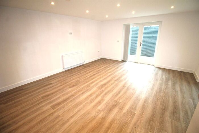 3 Bedroom Flat To Rent In Rugby Road, Worthing, BN11