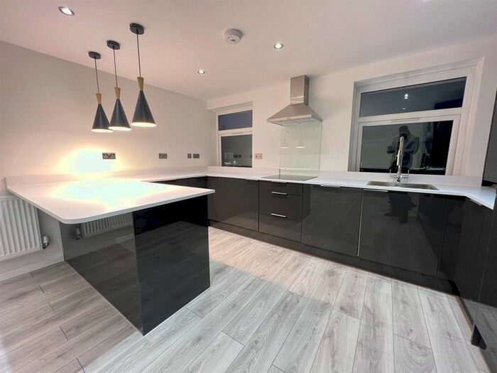 2 Bedroom Flat To Rent In Bradmore Green, Brookmans Park, Hatfield, AL9