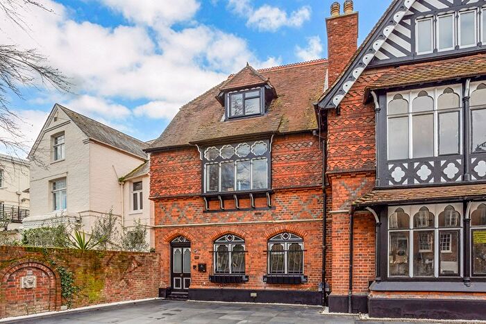 4 Bedroom Semi-Detached House To Rent In Kings Road, Windsor, SL4