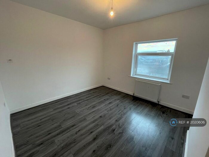 3 Bedroom Flat To Rent In Cinder Bank, Dudley, DY2
