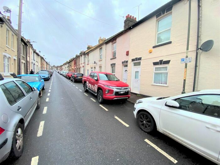 3 Bedroom Terraced House To Rent In Dale Street, Chatham, ME4