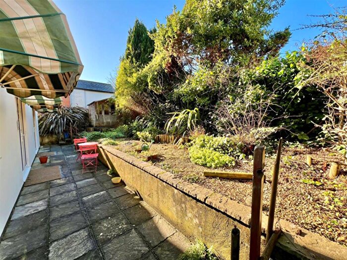 2 Bedroom Flat For Sale In Freshwater Bay, Isle Of Wight, PO40