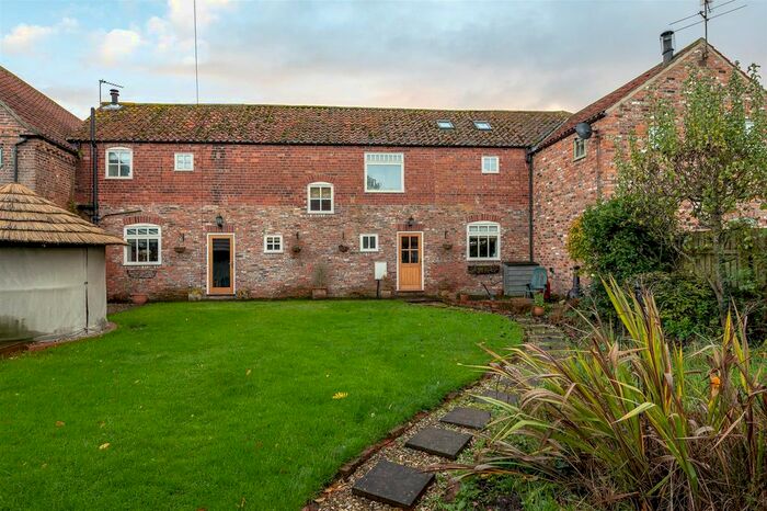 4 Bedroom Barn Conversion For Sale In Plainville Lane, Wigginton, York, YO32