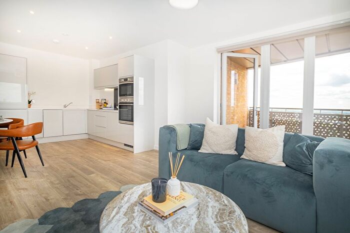 2 Bedroom Flat To Rent In Elmsleigh Road, Staines, TW18