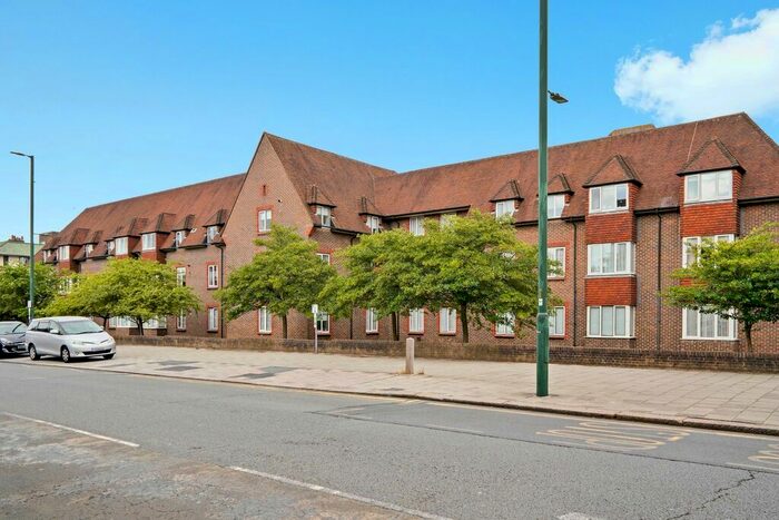 2 Bedroom Flat To Rent In Birnbeck Court, Finchley Road, London, NW11