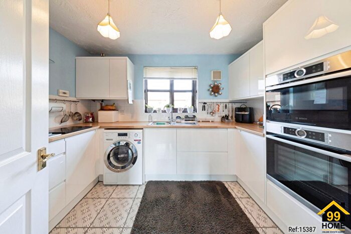 2 Bedroom Bungalow For Sale In Epsom Grove, Bletchley, Milton Keynes, MK3