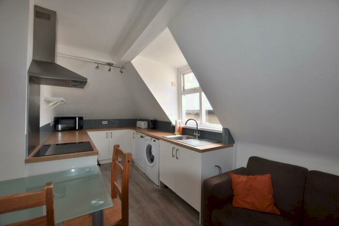 6 Bedroom Terraced House To Rent In Whiteladies Road, Upper Maisonette, Clifton, Bristol, BS8