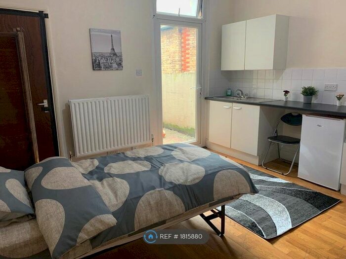 Studio To Rent In Green Lanes, London, N13
