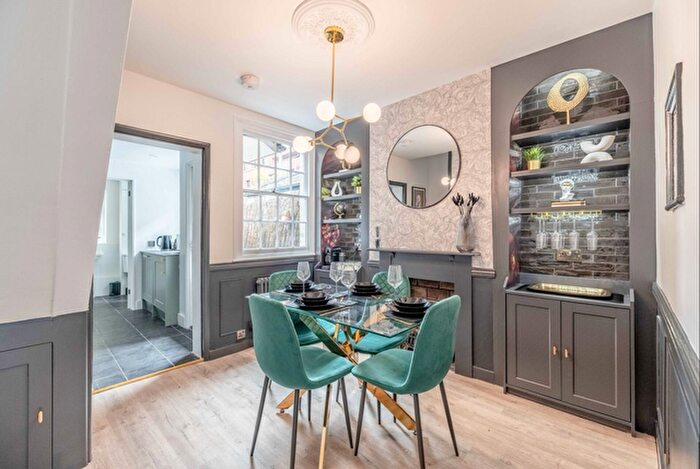 2 Bedroom Terraced House To Rent In Victoria Street, Windsor, SL4