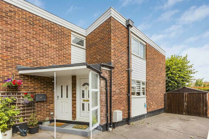 2 Bedroom Maisonette To Rent In Abbey Road, Enfield, EN1