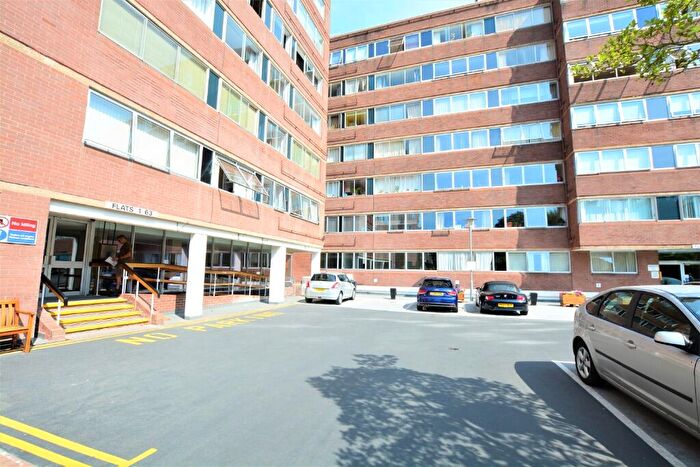 3 Bedroom Flat To Rent In Eaton Road, Hove, BN3