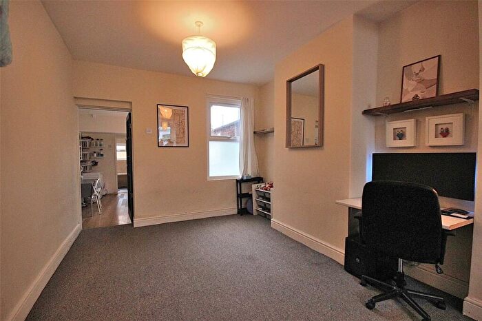 3 Bedroom Terraced House For Sale In Iddesleigh Road, Bedford, Bedfordshire, MK40