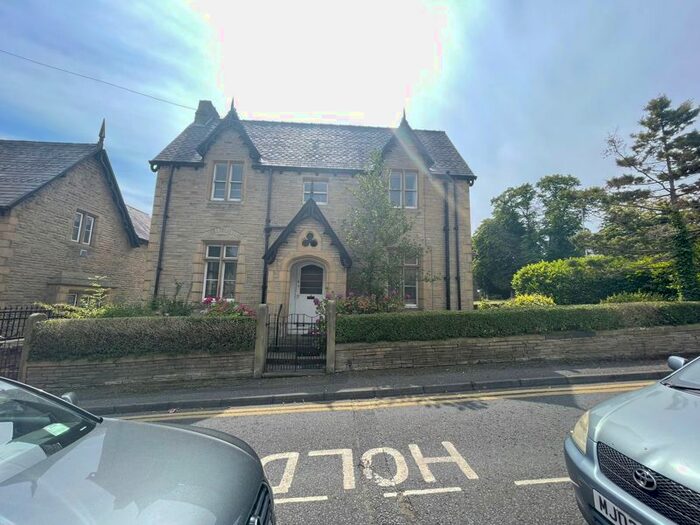 Detached House To Rent In Belgrave Terrace, Huddersfield, HD1