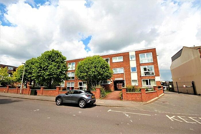 2 Bedroom Apartment To Rent In Highland Court, Gordon Road, E18