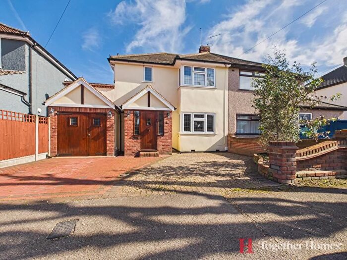 3 Bedroom Property For Sale In Elms Farm Road, Hornchurch, RM12