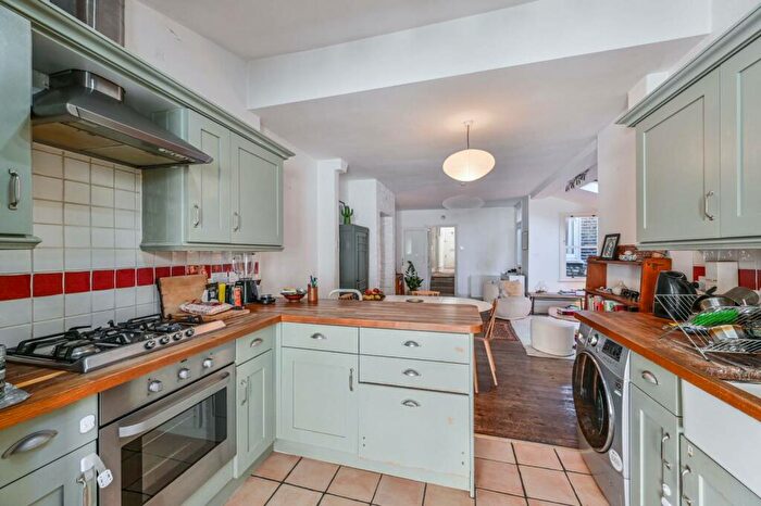2 Bedroom Flat For Sale In Leathwaite Road, Between The Commons, London, SW11