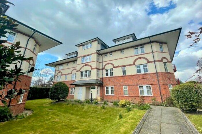 2 Bedroom Flat To Rent In Claremont Avenue, Woking, GU22