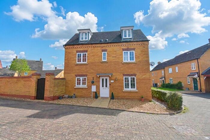 4 Bedroom End Of Terrace House For Sale In Ashmead Road, Bedford, MK41