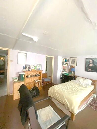 Flat To Rent In Burton Road, Kilburn, NW6