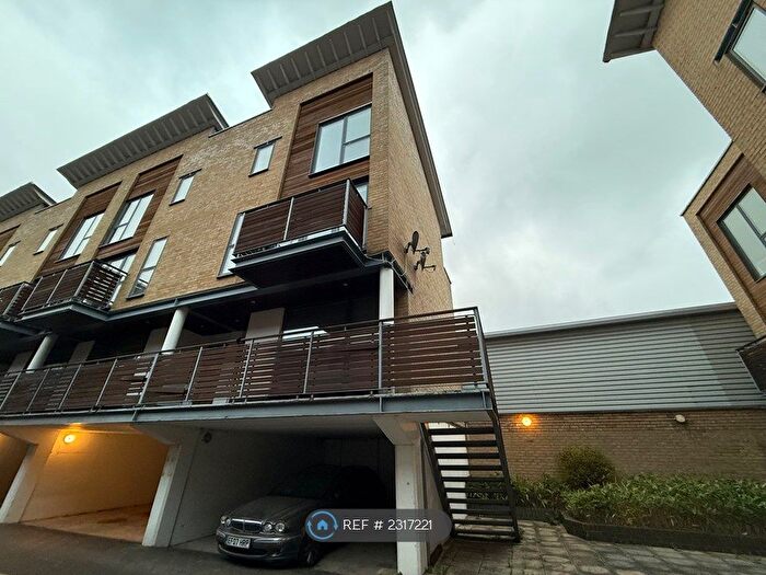 3 Bedroom Flat To Rent In Acre Lane, London, SW2