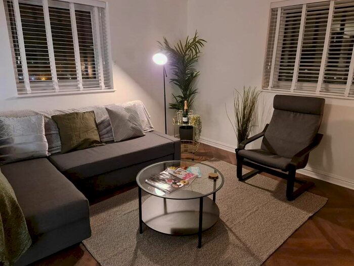 2 Bedroom Flat To Rent In Pocketts Wharf, Swansea, SA1